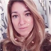 Laureata in architettura, diplomata liceo artistico, impartisce lezioni di disegno tecnico e disegno artistico